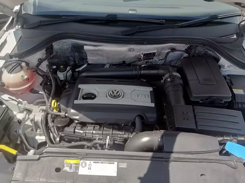 Volkswagen Tiguan   - 2015