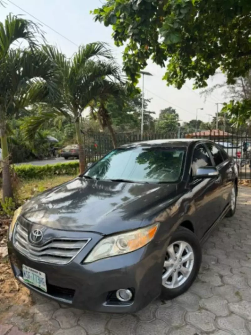 Toyota Camry   - 2011