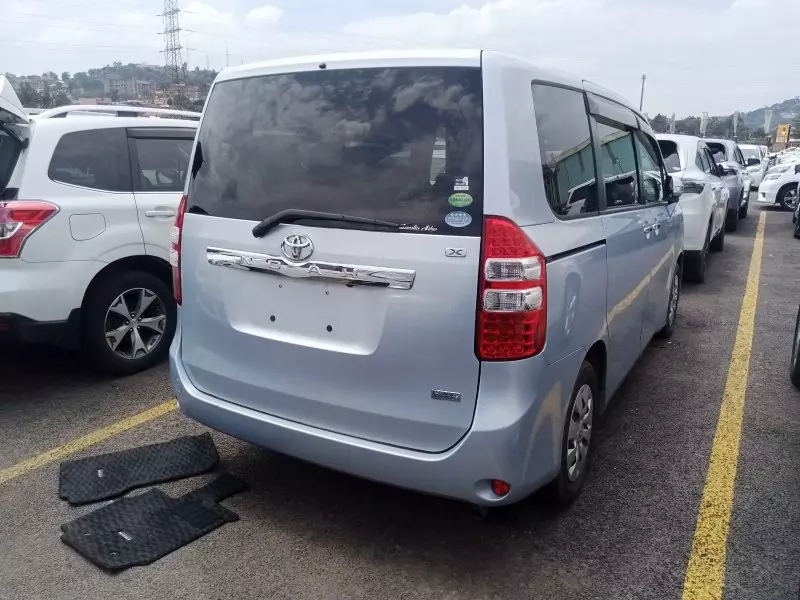 Toyota Noah   - 2011