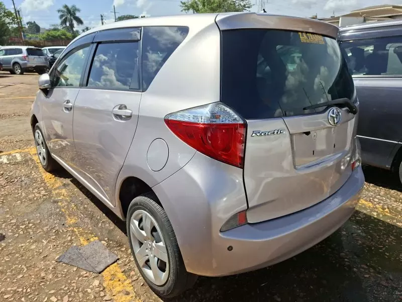 Toyota Ractis   - 2012