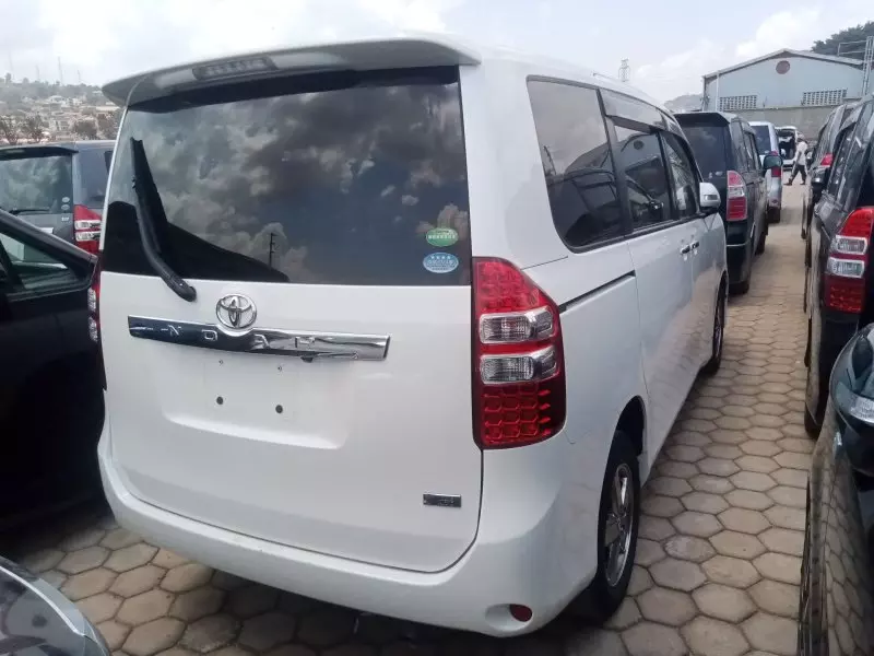 Toyota Noah   - 2012