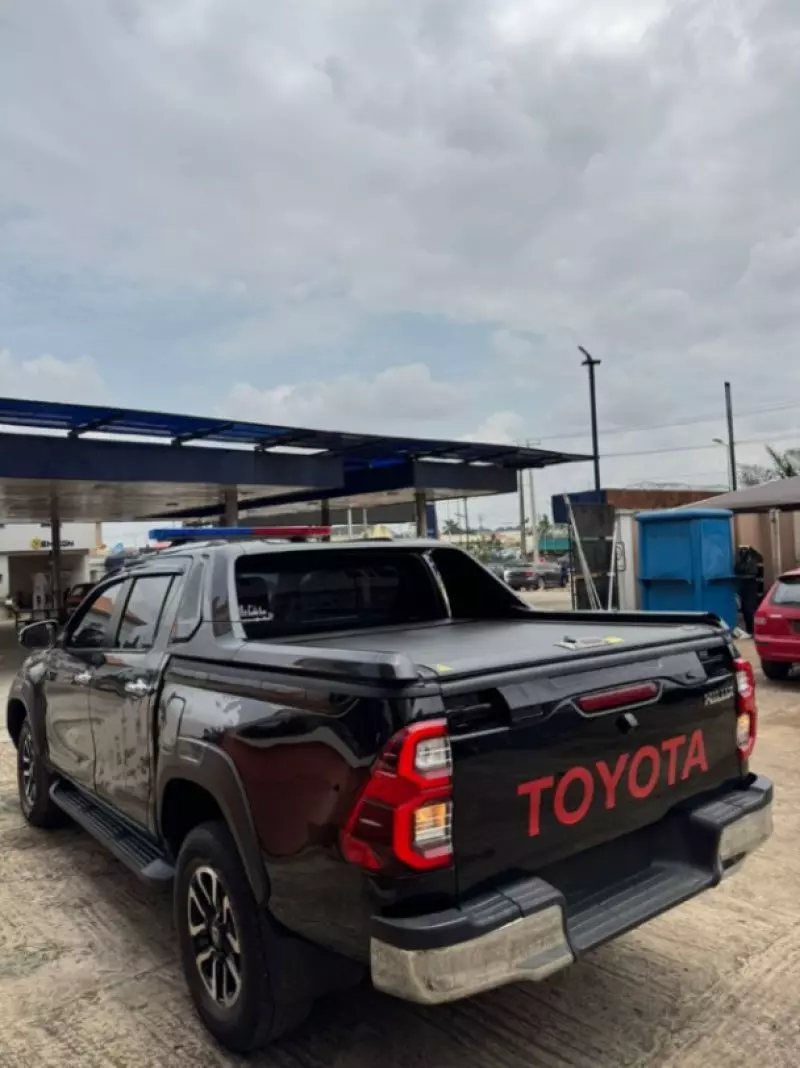 Toyota Hilux    - 2016