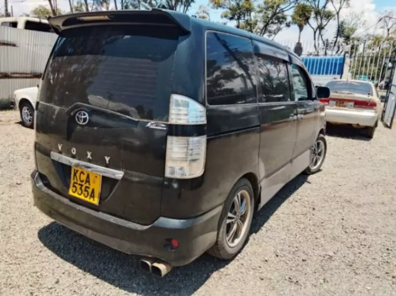 Toyota Voxy    - 2009