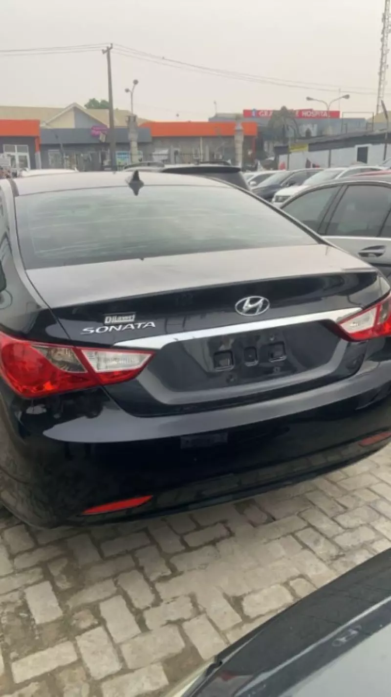 Hyundai Sonata   - 2012