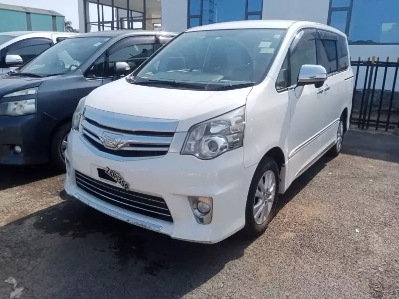 Toyota Noah   - 2012