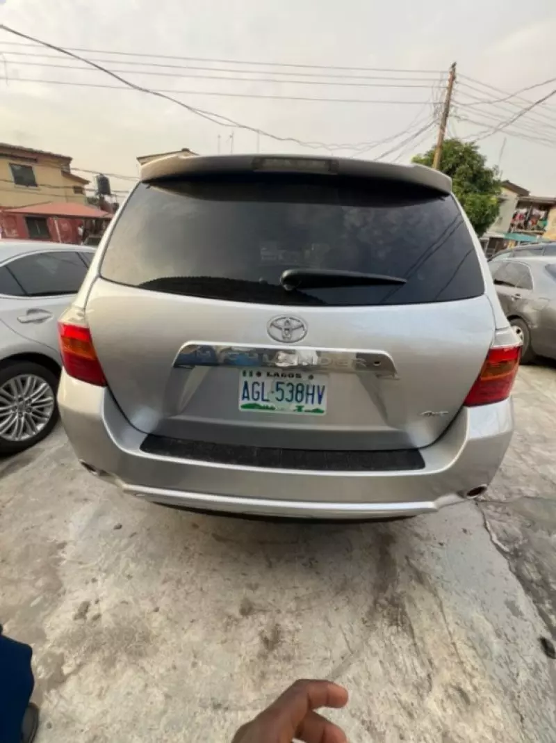 Toyota Highlander   - 2010