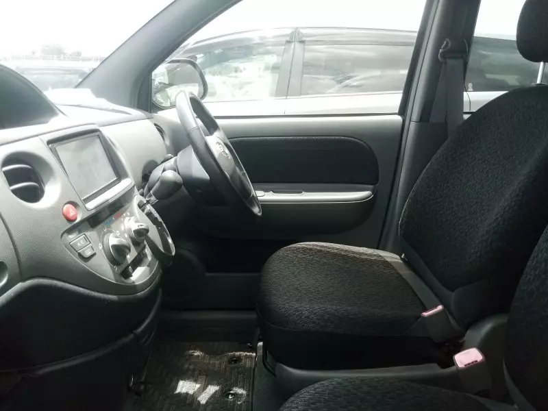 Toyota Sienta   - 2011