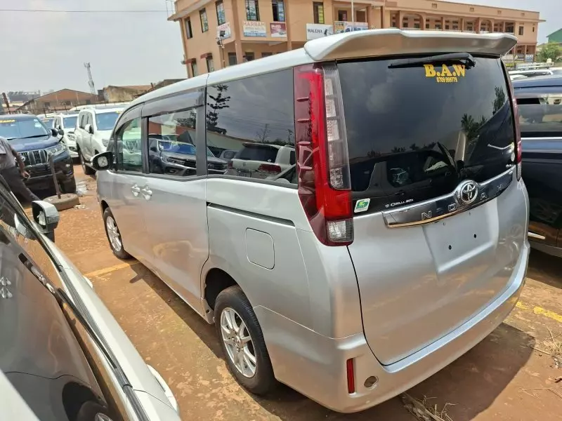 Toyota Noah   - 2014