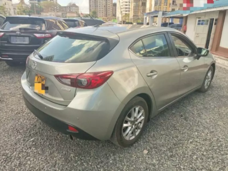 Mazda 3   - 2015