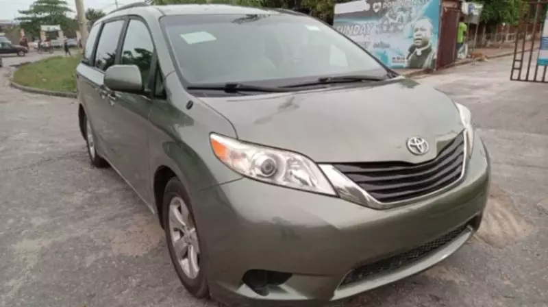 Toyota Sienna   - 2011