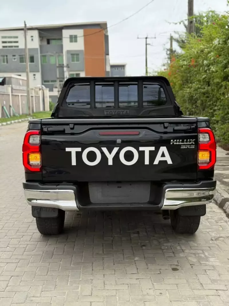 Toyota Hilux   - 2022