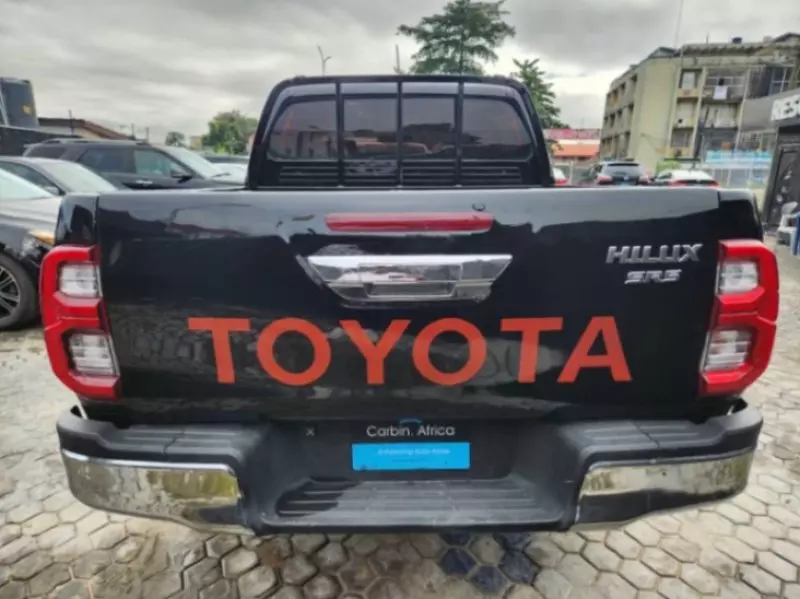 Toyota Hilux   - 2013