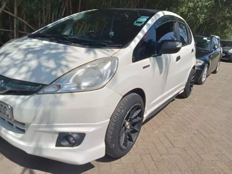 Honda Fit shuttle hybrid   - 2013
