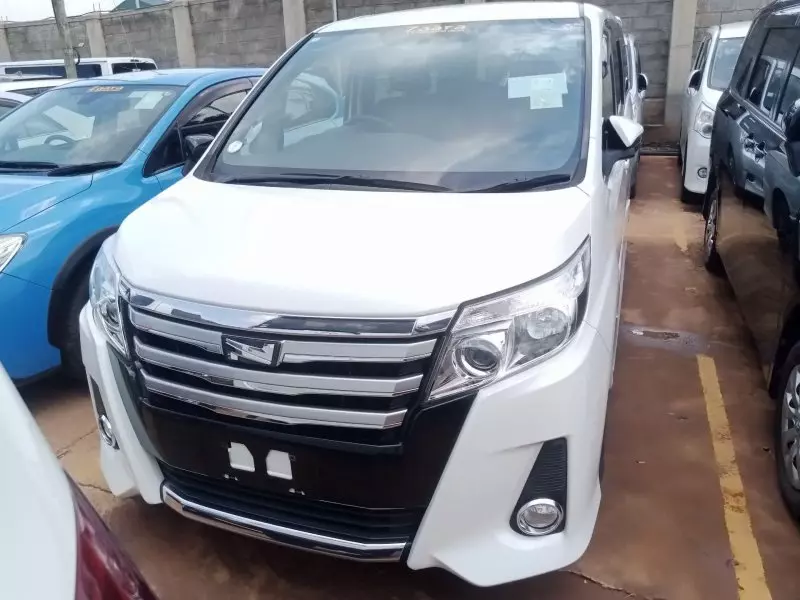 Toyota Noah   - 2015
