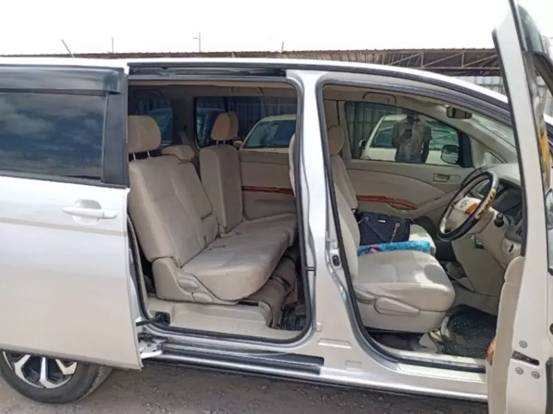 Toyota Isis    - 2013