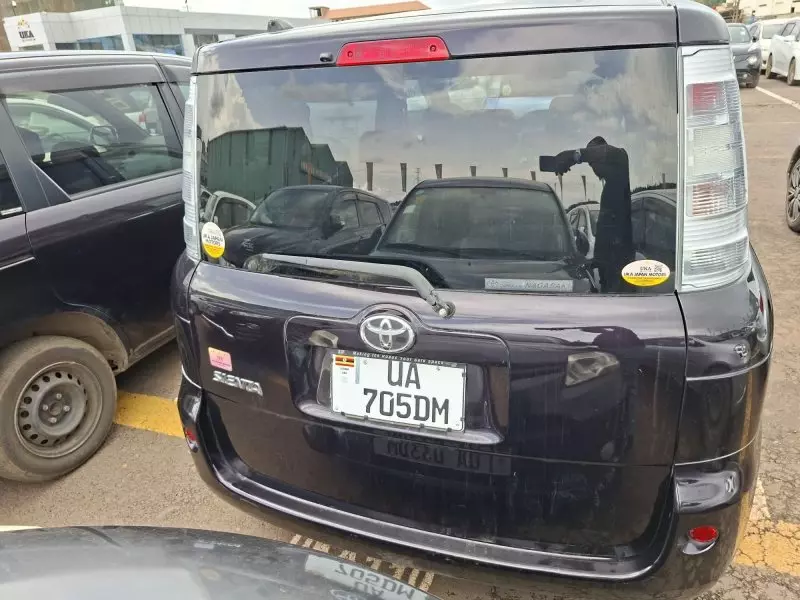 Toyota Sienta   - 2012