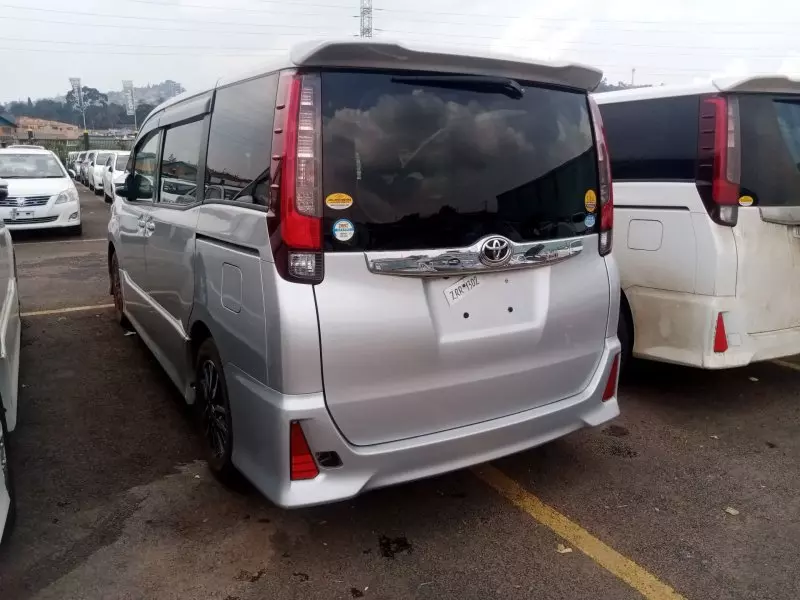 Toyota Noah   - 2016