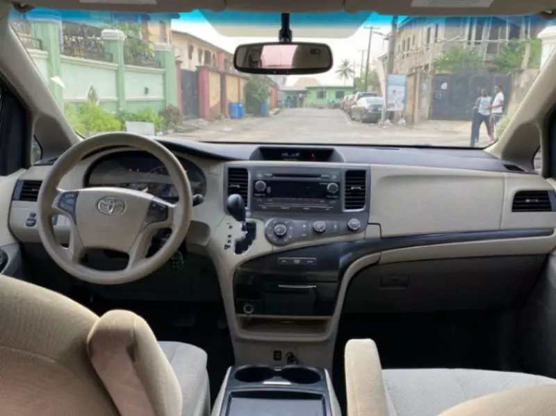 Toyota Sienna   - 2011