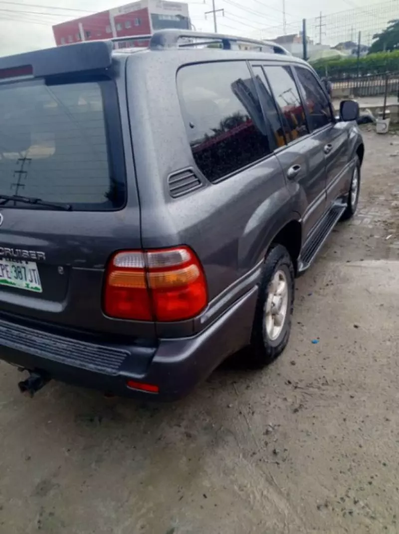Toyota Land Cruiser   -