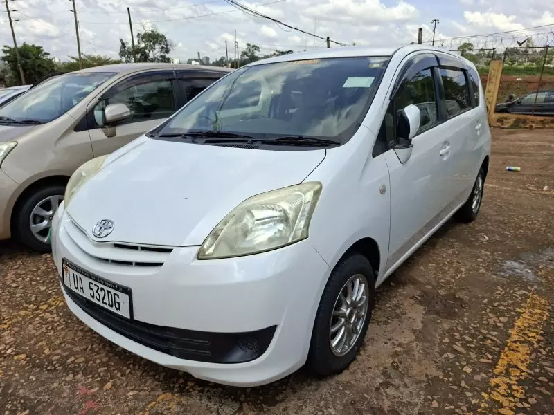 Toyota Passo Sette   - 2010