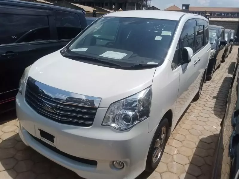 Toyota Noah   - 2012