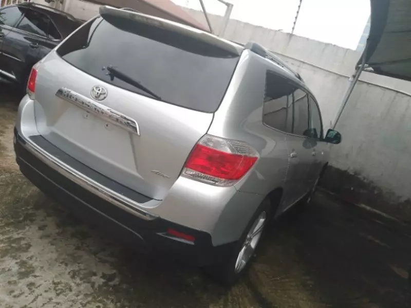Toyota Highlander   - 2012