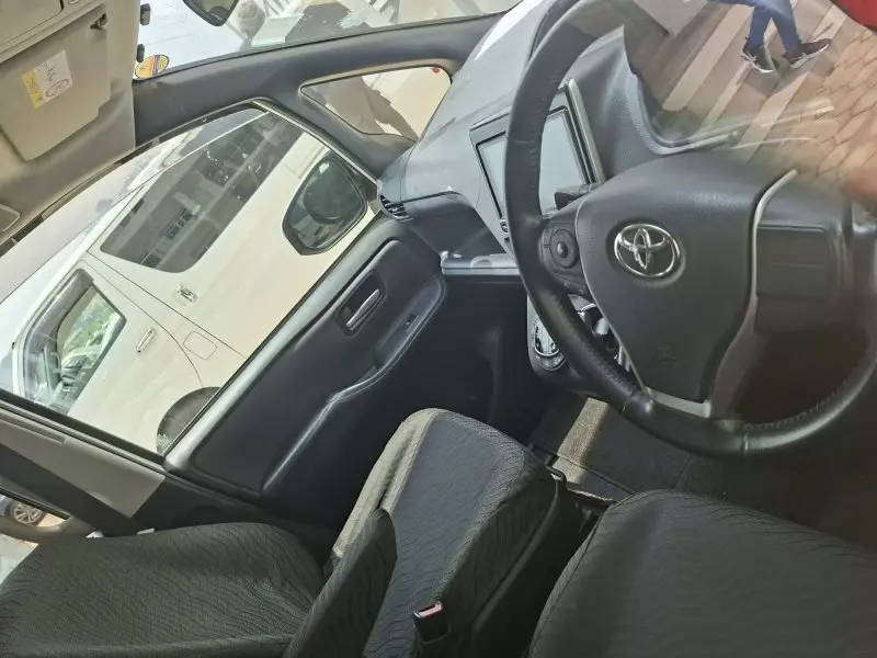 Toyota Noah Hybrid   - 2016