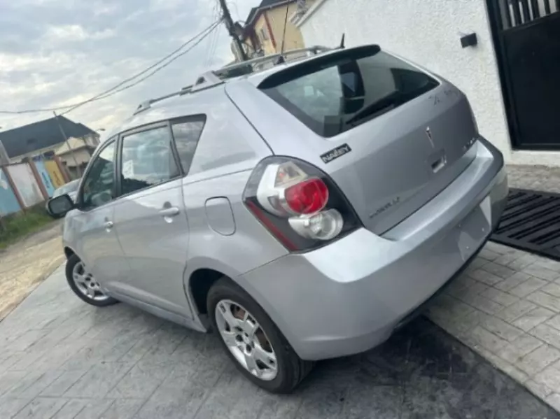 Pontiac Vibe   - 2009