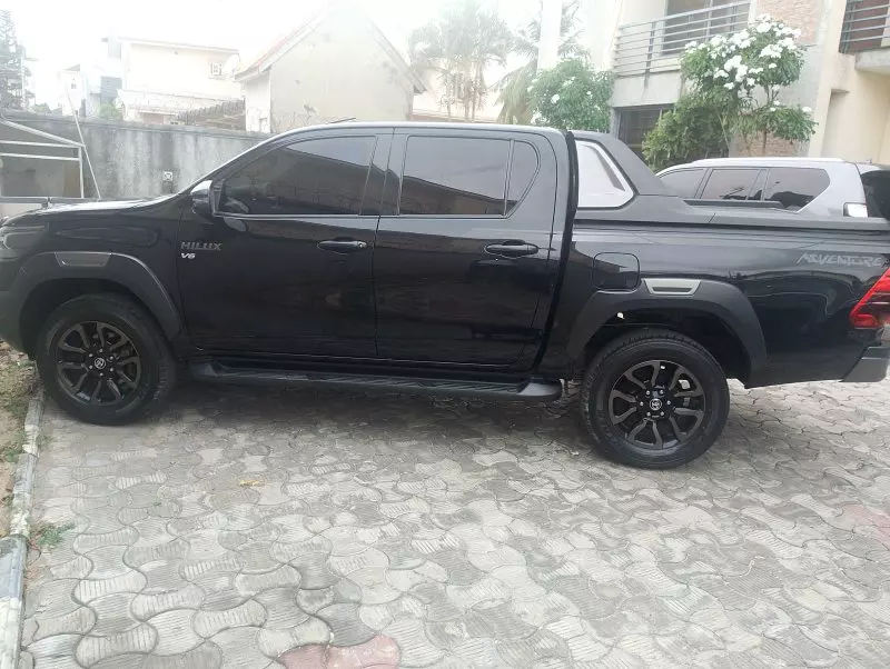 Toyota Hilux   - 2022