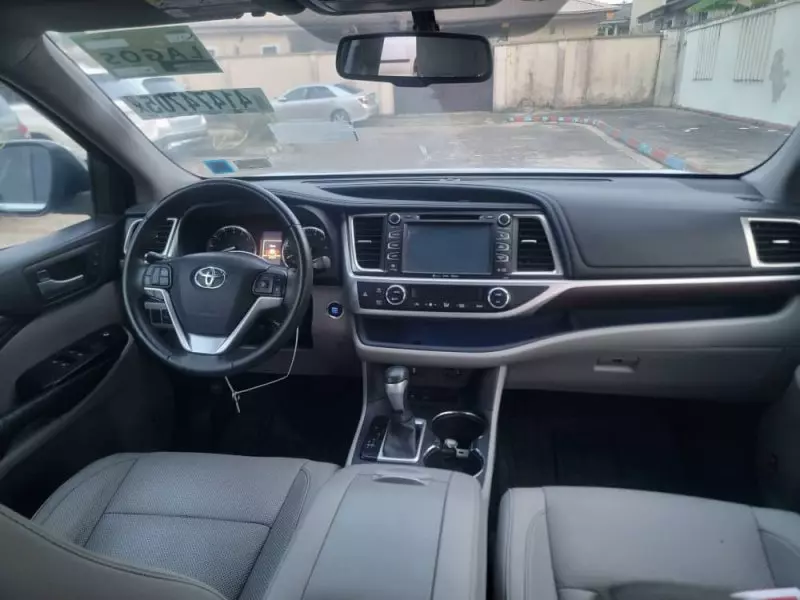 Toyota Highlander   - 2016