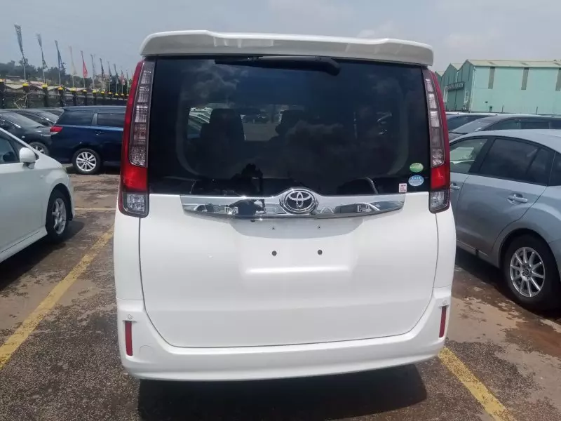 Toyota Noah   - 2014