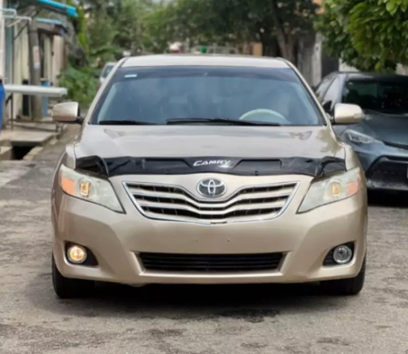 Toyota Camry   - 2010