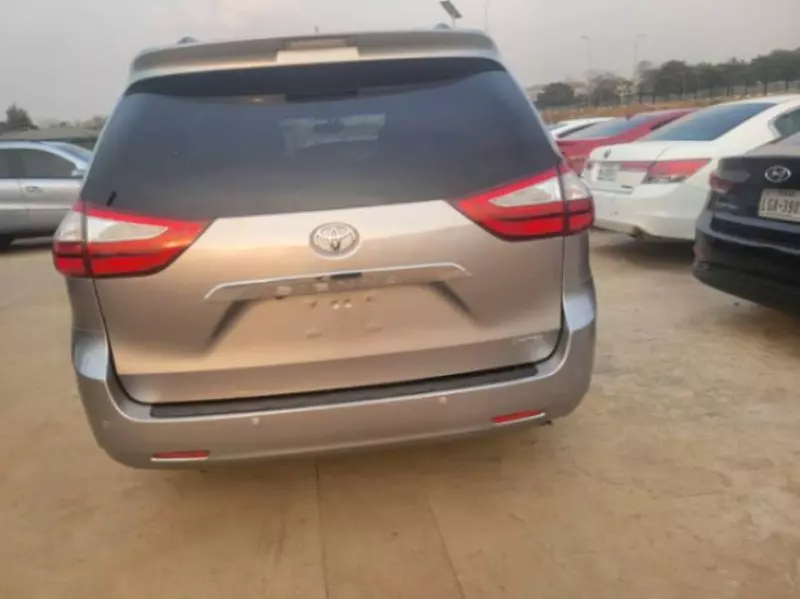 Toyota Sienna   - 2017