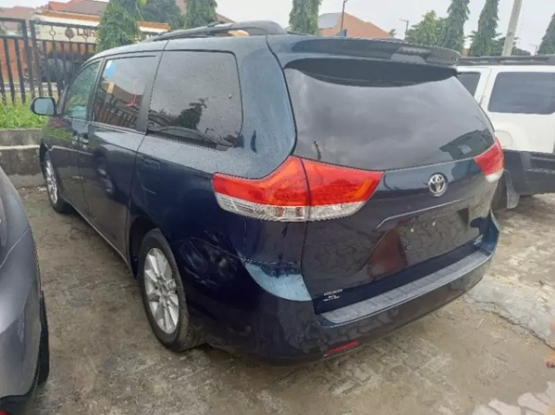 Toyota Sienna   - 2010