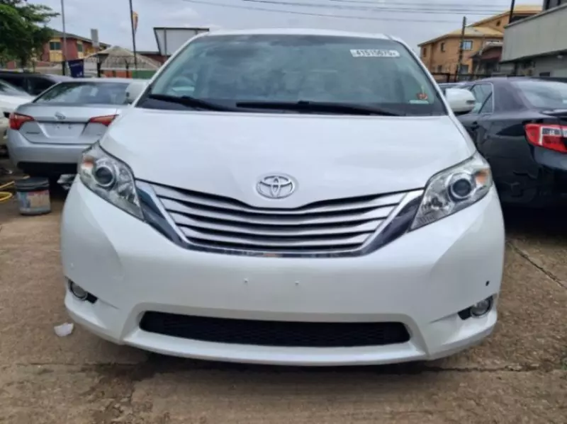 Toyota Sienna   - 2013