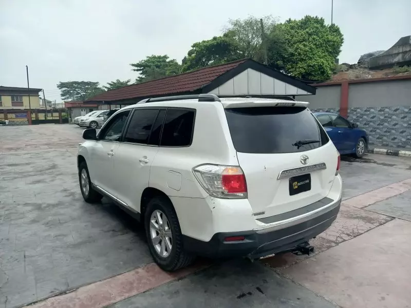 Toyota Highlander   - 2011
