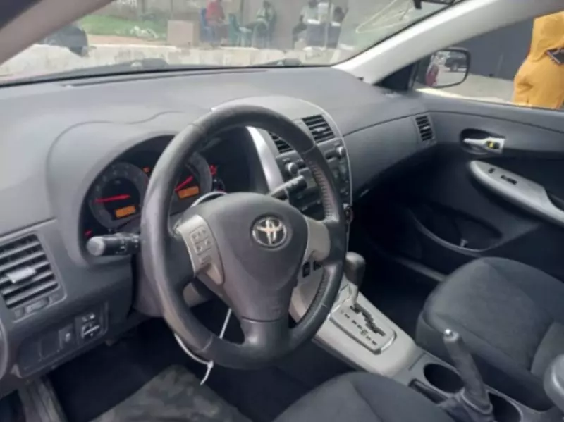 Toyota corolla   - 2010