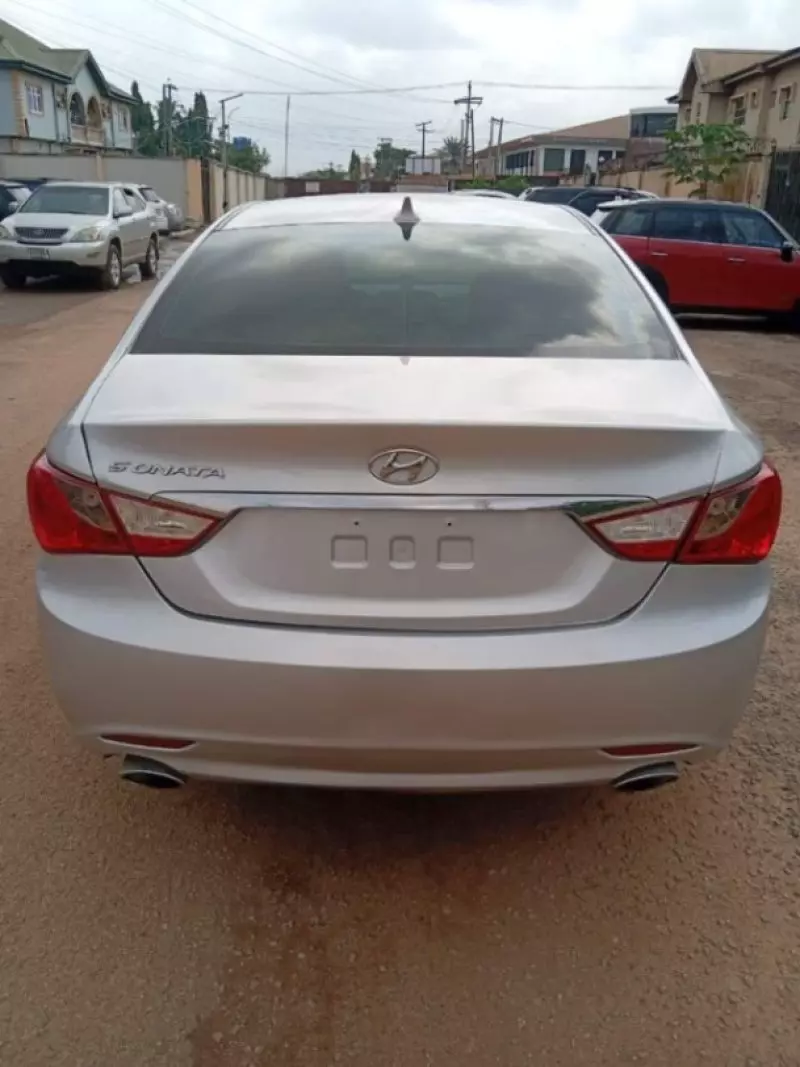 Hyundai Sonata   - 2011