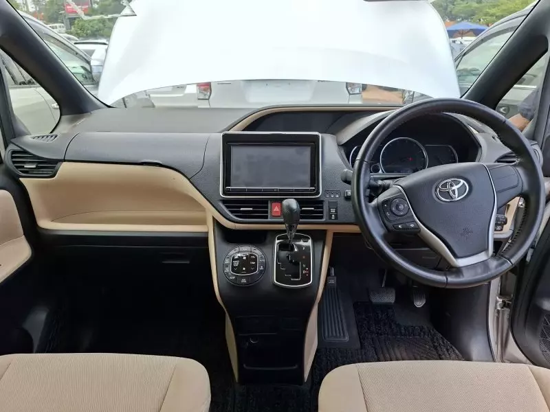 Toyota Noah   - 2014