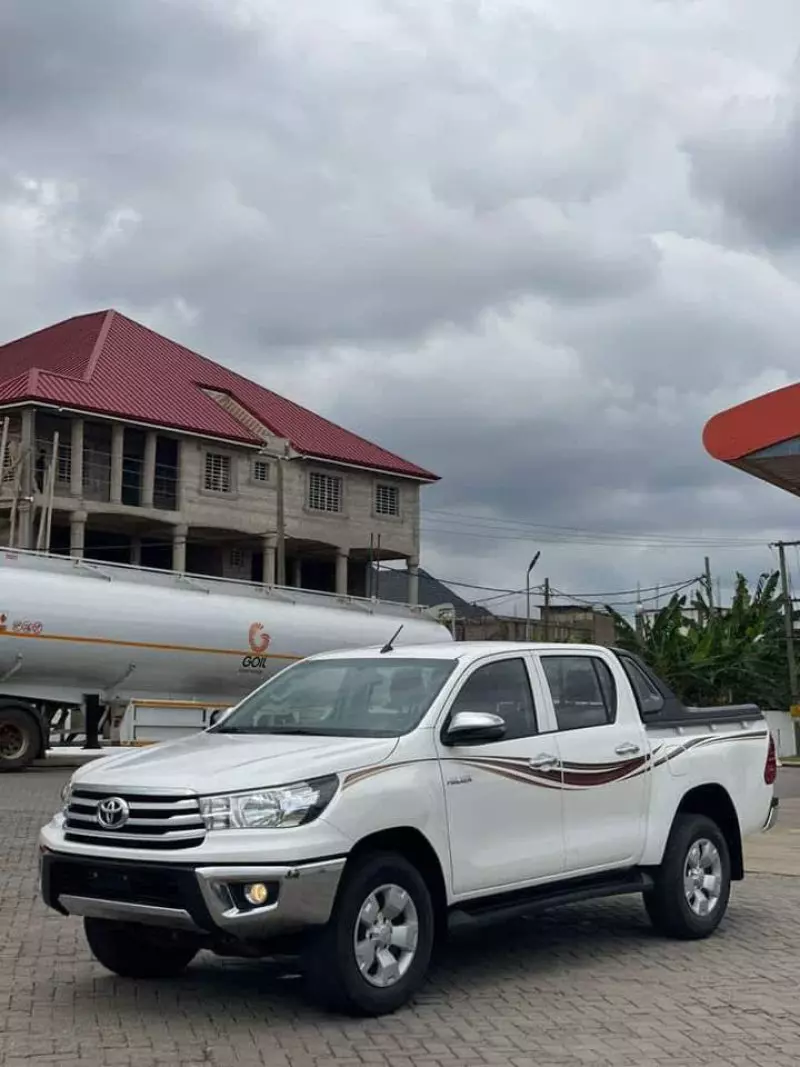 Toyota Hilux   - 2019