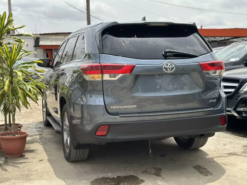 Toyota Highlander   - 2015