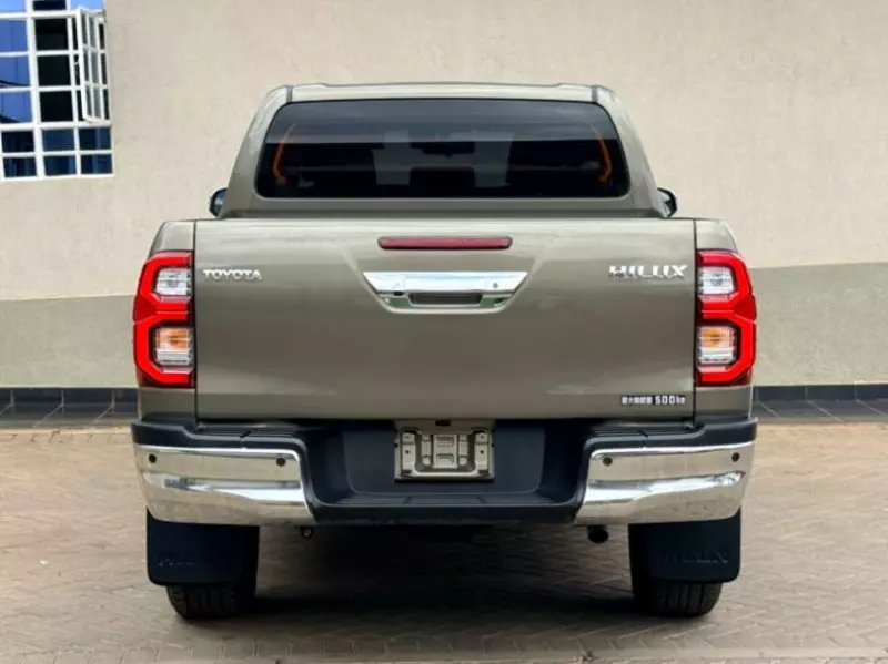 Toyota Hilux   - 2021