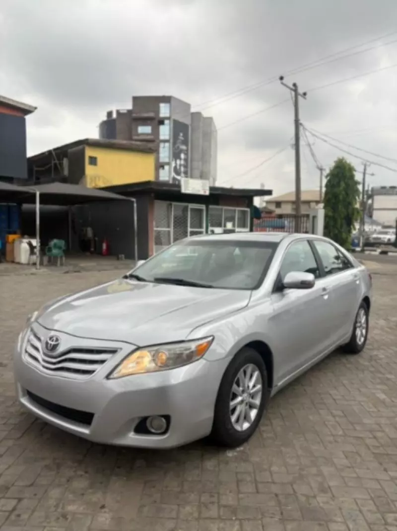 Toyota Camry   - 2011