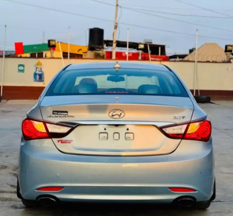 Hyundai Sonata   - 2011