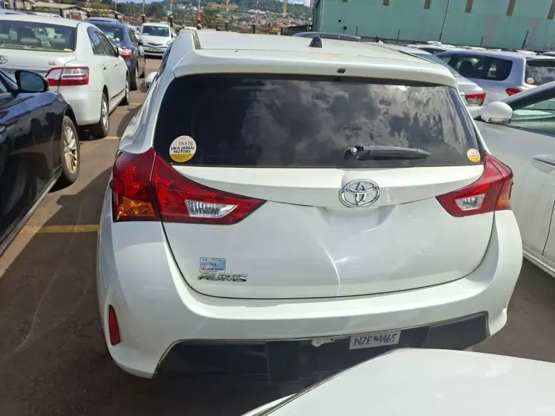 Toyota Auris Hybrid   - 2012