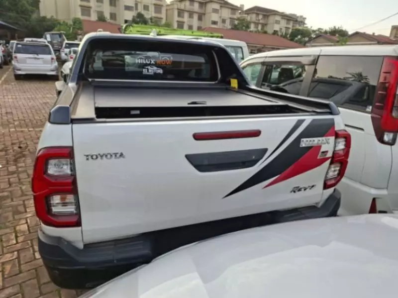 Toyota Hilux   - 2021