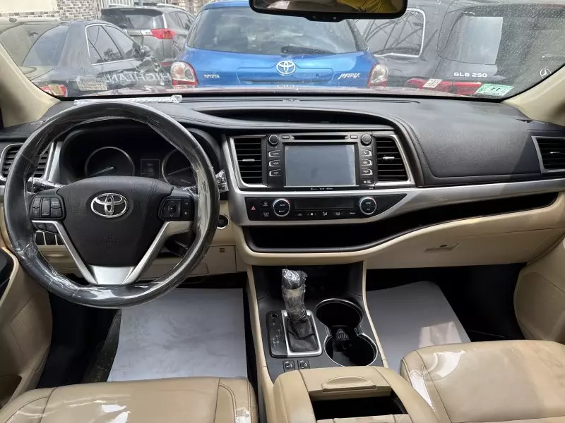 Toyota Highlander   - 2016