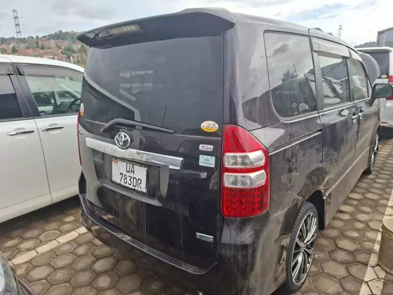 Toyota Noah   - 2012
