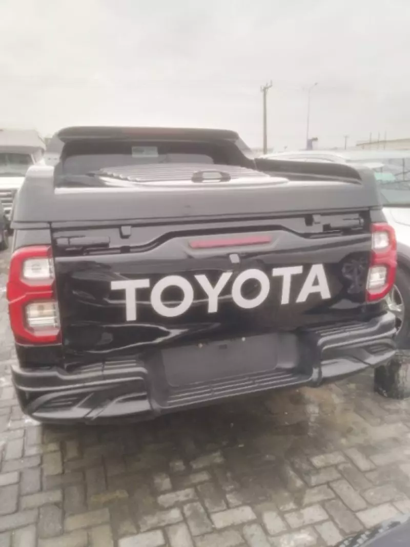 Toyota Hilux    - 2017