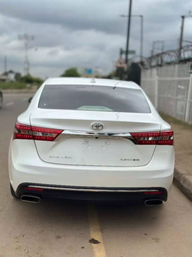 Toyota Avalon   - 2016
